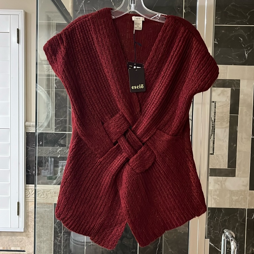 Escio wine sweater vest, size M, NWT.